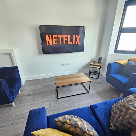 Spacious 4Br House, London, Sleeps 9, Parking Available ภายนอก รูปภาพ
