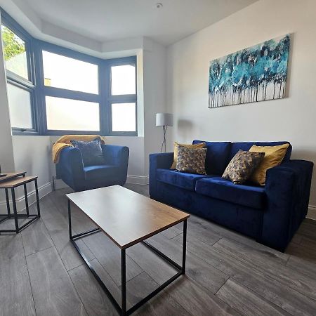 Spacious 4Br House, London, Sleeps 9, Parking Available ภายนอก รูปภาพ