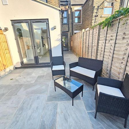 Spacious 4Br House, London, Sleeps 9, Parking Available ภายนอก รูปภาพ