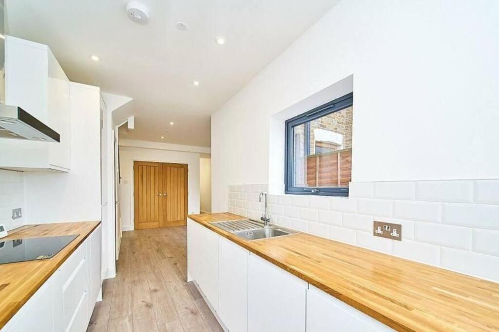 Spacious 4Br House, London, Sleeps 9, Parking Available ภายนอก รูปภาพ