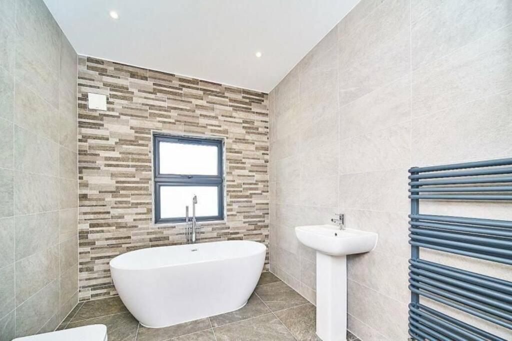 Spacious 4Br House, London, Sleeps 9, Parking Available ภายนอก รูปภาพ