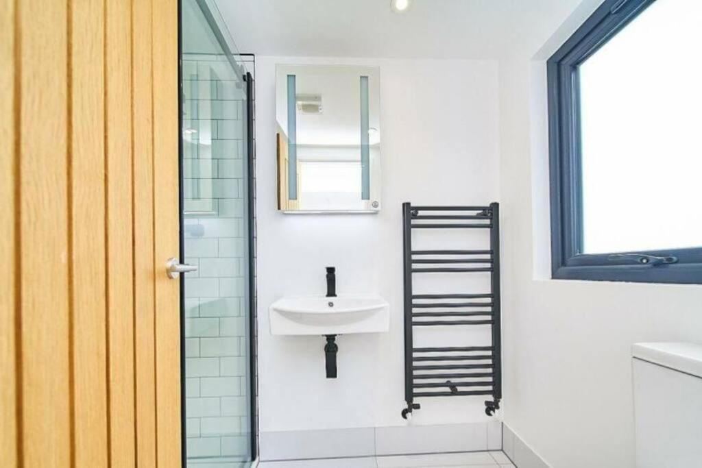 Spacious 4Br House, London, Sleeps 9, Parking Available ภายนอก รูปภาพ
