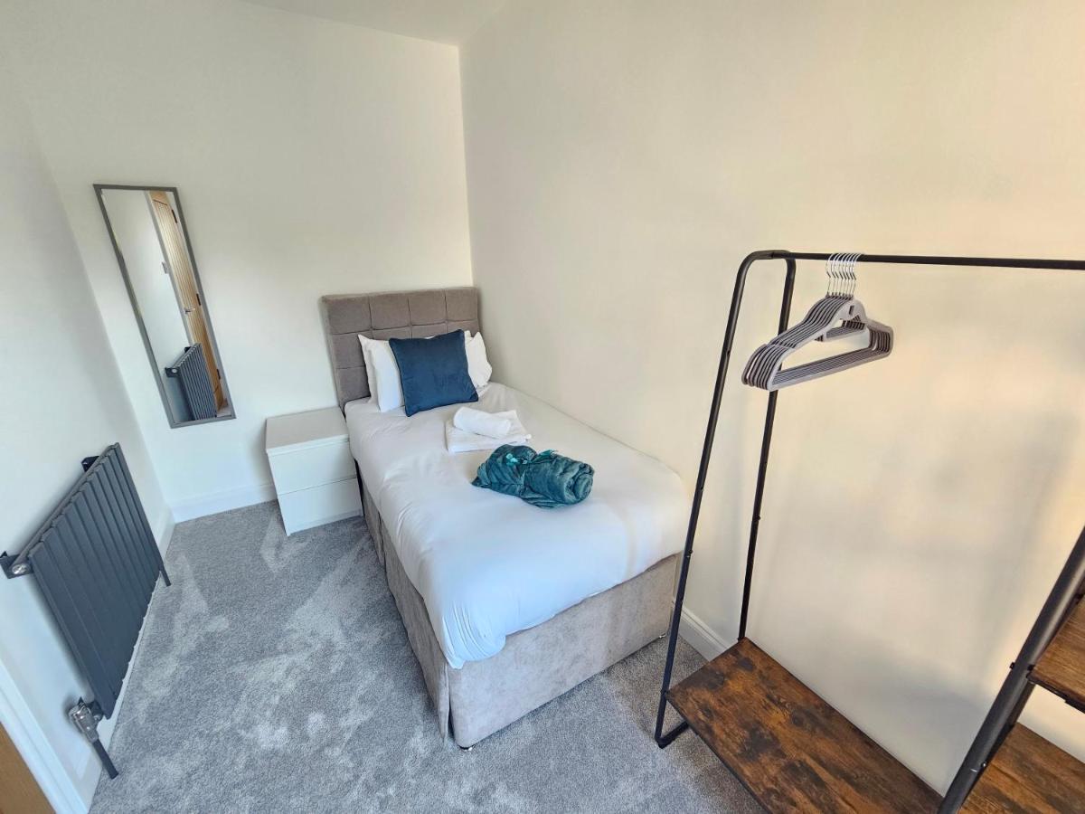 Spacious 4Br House, London, Sleeps 9, Parking Available ภายนอก รูปภาพ