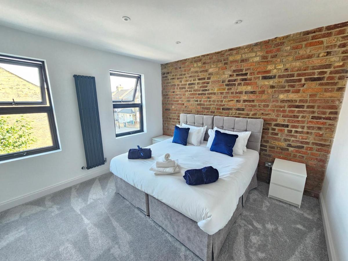 Spacious 4Br House, London, Sleeps 9, Parking Available ภายนอก รูปภาพ