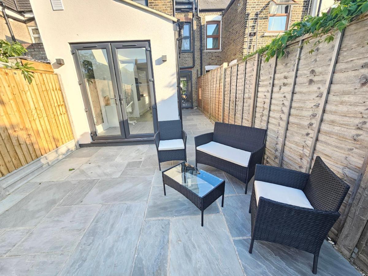 Spacious 4Br House, London, Sleeps 9, Parking Available ภายนอก รูปภาพ