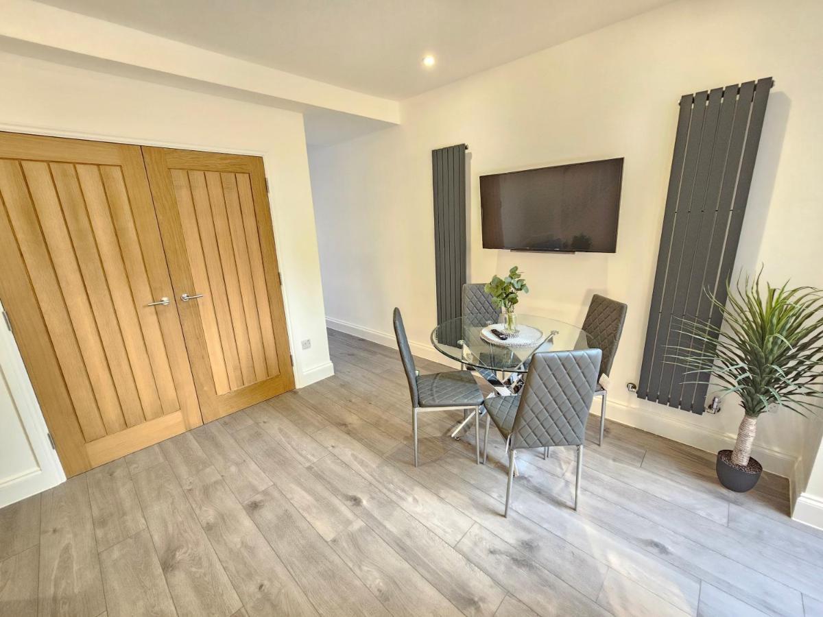 Spacious 4Br House, London, Sleeps 9, Parking Available ภายนอก รูปภาพ